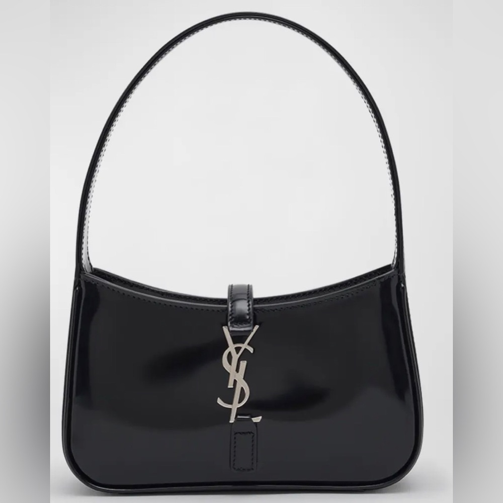 Brand New SAINT LAURENT
le 5 à 7 mini in shiny leather